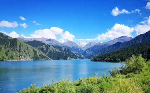 新疆伊犁旅行指南 | 当草原与雪山都向你奔赴
